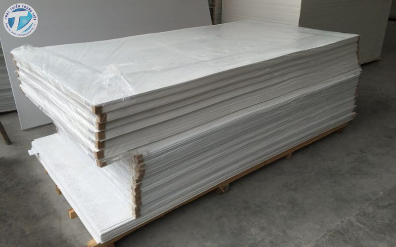 Kiểm tra độ dày và chất liệu của tấm formex